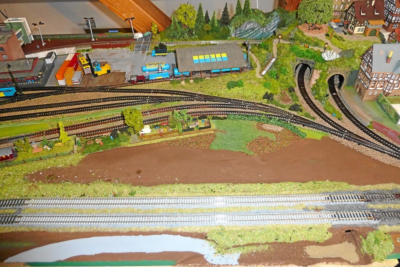 246 Abenteuerspielplatz.JPG - Auf einer recht großen Fläche wird ein Freizeit- und Abenteuerspielplatz entstehen. Es warten aber auch noch Garten-Parzellen auf Bewerber.